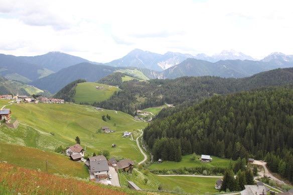 Man fährt von Brixen Richtung Lüsen und dann nach Süden Richtung Würzjoch (Almgasthof), danach runter ins Tal bis zur Abfahrt rechts Pension Elisabeth. Fahrgemeinschaften können organisiert werden.