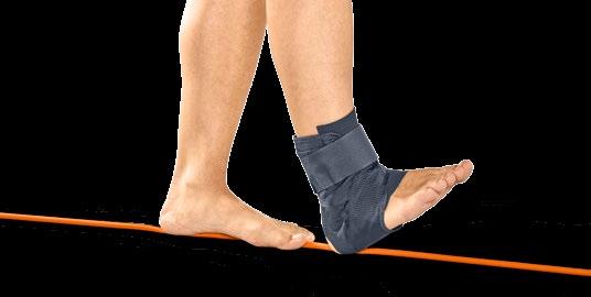 EINBEINSTAND Instabilen Fuß auf weiche Unterlage stellen. Körpergewicht auf vorderen Fuß bringen. Leichte Kniebeugung unter ständiger Kontrolle der Stabilität.