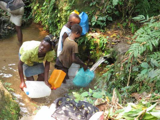 Projekt Wasserversorgung für die Menschen in Matamba-Solo In Matamba-Solo, einem abgelegenen Dorf in der Demokratischen Republik Kongo, leben 1500 Menschen ohne direkten Wasserzugang.