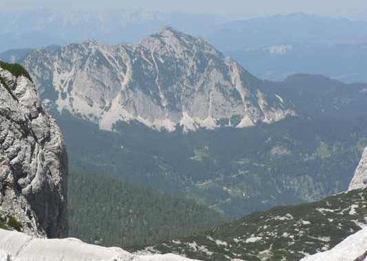 Das Wald- und Wiesengelände unterhalb besteht aus dem Hallstätter Schollenkomplex mit Gleitschollen von Hallstätter Kalk in einer Matrix aus kalkig-kieseligem Radiolarit.