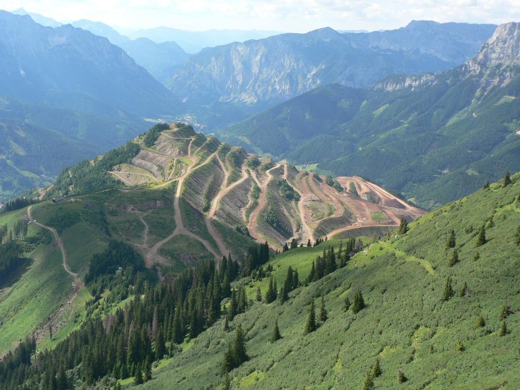 4.1 Das Obere Zentralostalpin Abb. 4.2: Der Steirische Erzberg in der Nördlichen Grauwackenzone, von Süden gesehen.