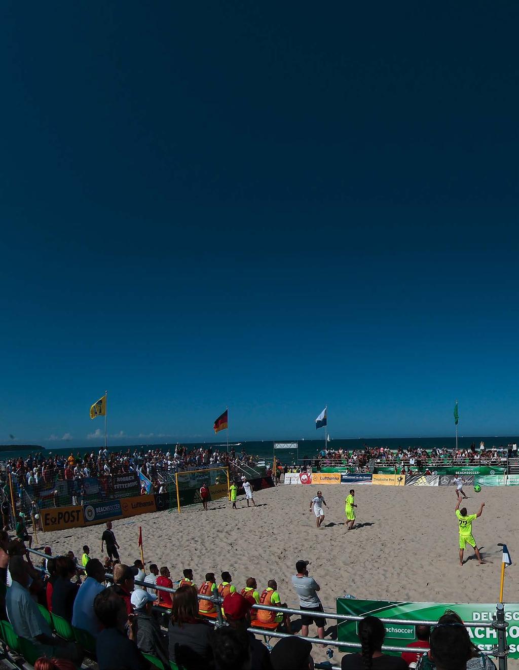 16 THEMA Schnell und technisch anspruchsoll, lässig und zugleich spektakulär: Beachsoccer ist gerade im Sommer eine perfekte Ergänzung zum gewohnten Vereinsfußball.
