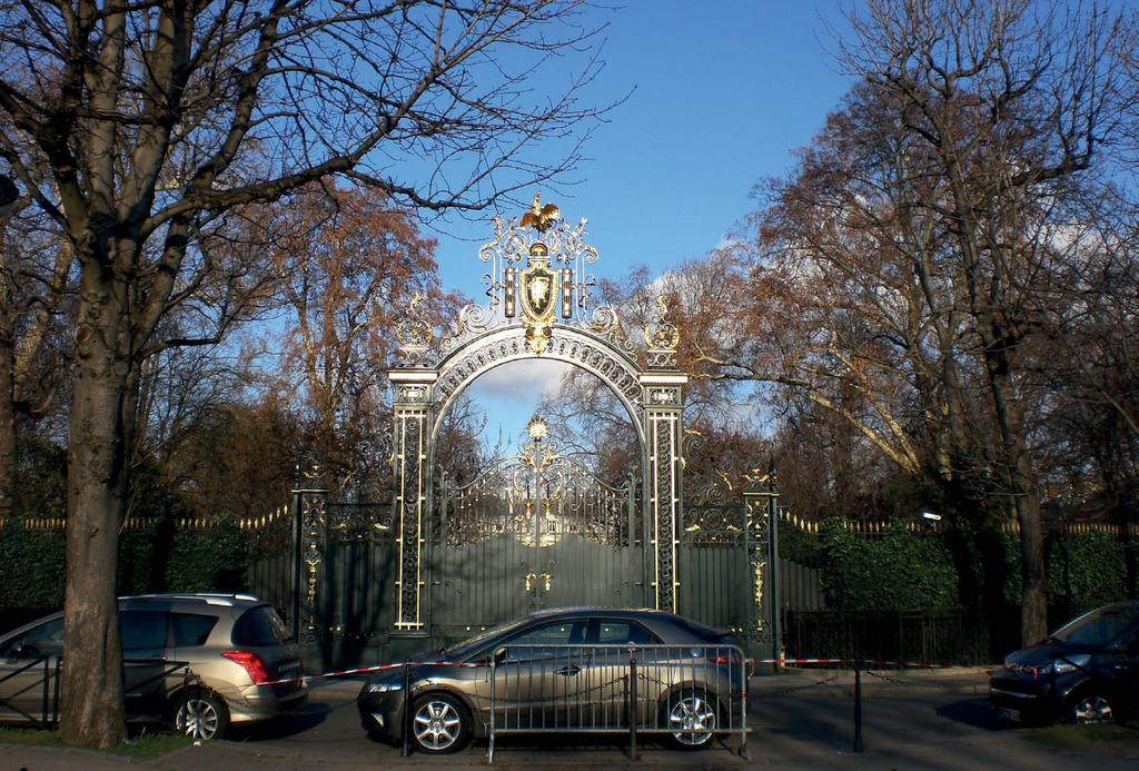 *Le Palais de l Élysée Sucht nun dieses Tor und geht dorthin. Lisa Panter Ihr steht nun vor dem Hintereingang des Palais de l Élysée. *1. Notiert die beiden goldenen Buchstaben über dem Tor: *2.