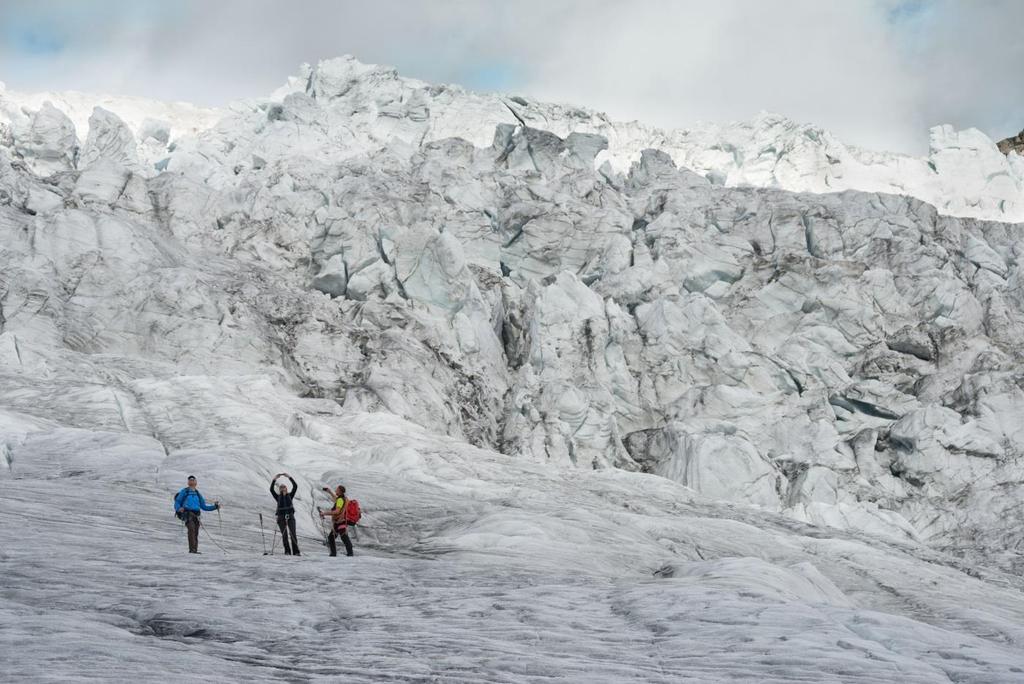 GLETSCHERTREKKING AUF DER PASTERZE Die Pasterze ist der größte Gletscher Österreichs und der längste der Ostalpen.