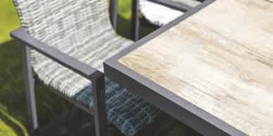 Tischplatte mit massivem Akazienholz gearbeitet.