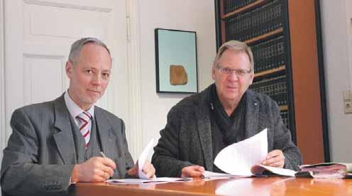 17. September 2017 Helmstedt HELMSTEDTER SONNTAG 9 Ganz offiziell in notarieller Begleitung unterzeichneten der Erste Stadtrat Helmstedts, Henning Konrad Otto (links), und