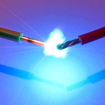 Gefahr durch elektrischen Schlag Gefahr durch DC-Lichtbogen Ein Lichtbogen kann durch Kontaktfehler an jeder beliebigen Anschlussklemme entstehen, z.b. an den Modulen oder am Wechselrichter oder durch Berührung von zwei angeschmorten Kabeln im Brandfall.