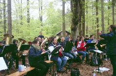 Mit Musik in den Mai Um 9:30 Uhr trafen sich die Musiker am Waldschwimmbad in Roth zum Start ihrer Wanderung zum Schulfestplatz in Gelnhausen.