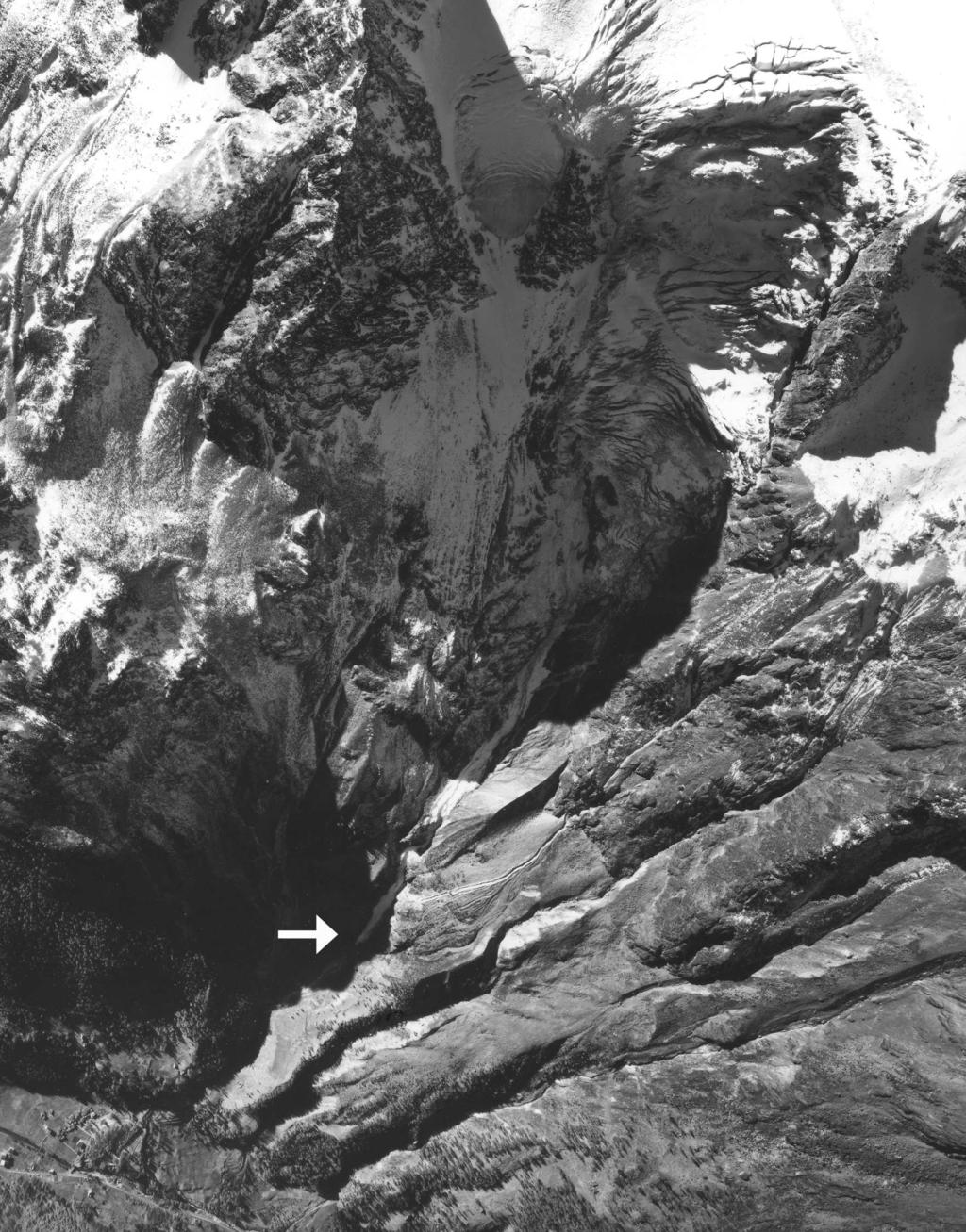 Auszug aus dem Inventar gefährlicher Gletscher der Schweiz 5 Abbildung 3: Luftbildaufnahme mit den Ablagerungen der Eislawine