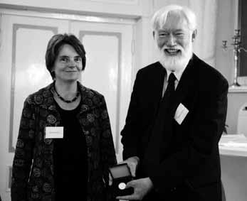 Braunschweiger Vertrauensdozent Rainer Löwen mit Daidalos-Münze geehrt Für sein herausragendes Engagement als Vertrauensdozent wurde Professor Dr.