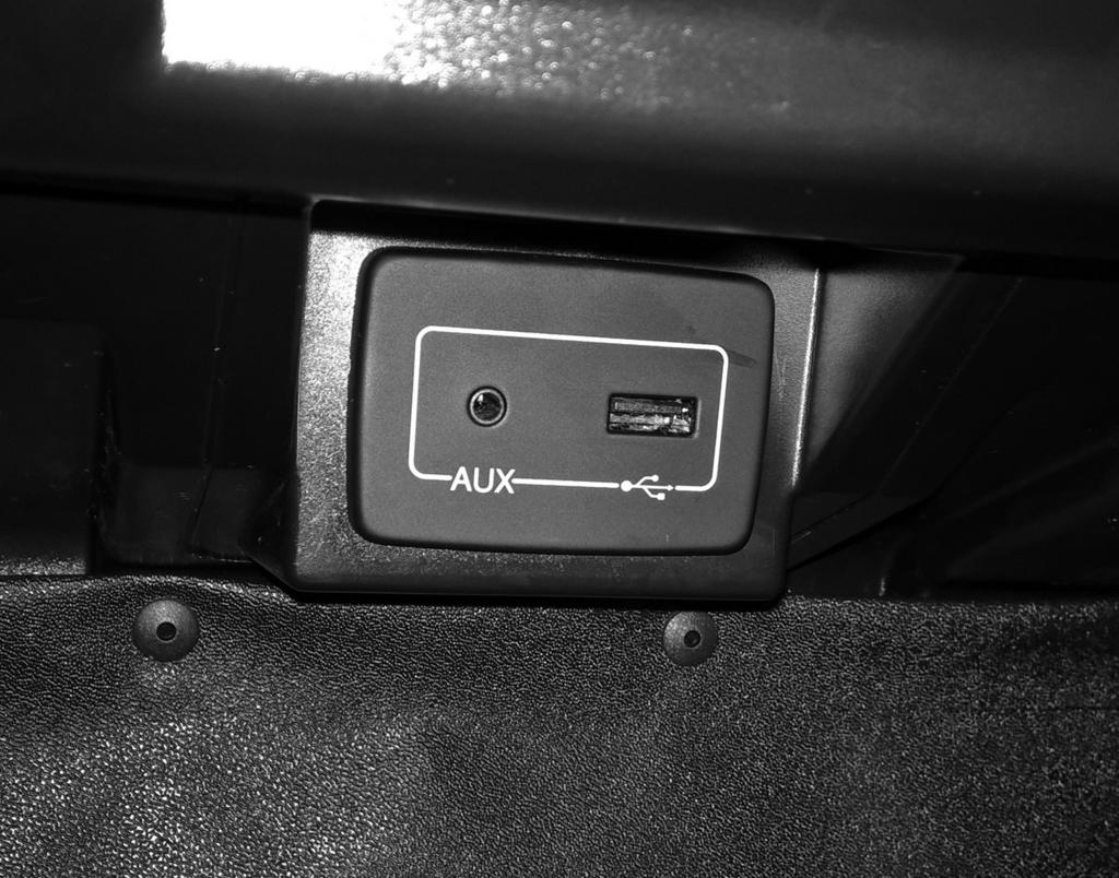 Die Installation der beiliegenden GPS Antenne entfällt. USB Connectors: Route the cables () to a desired location, such as the glove box. If necessary, you must drill openings.
