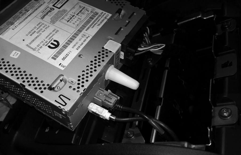 2 Pull out the original radio and remove all connecting cables. Ziehen Sie das Original-Radio vorsichtig heraus und entfernen Sie alle Anschlusskabel.