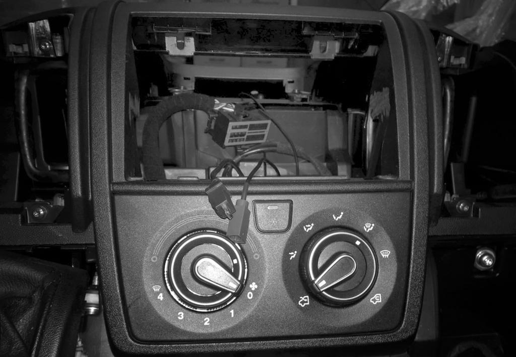 INSTALLATION EXAMPLE / Einbaubeispiel FIAT DUCATO IV / CITROEN JUMPER III / PEUGEOT III (Type 290, 205 ->) Installation example with original factory radio Einbaubeispiel mit Original-Radio ab Werk 6