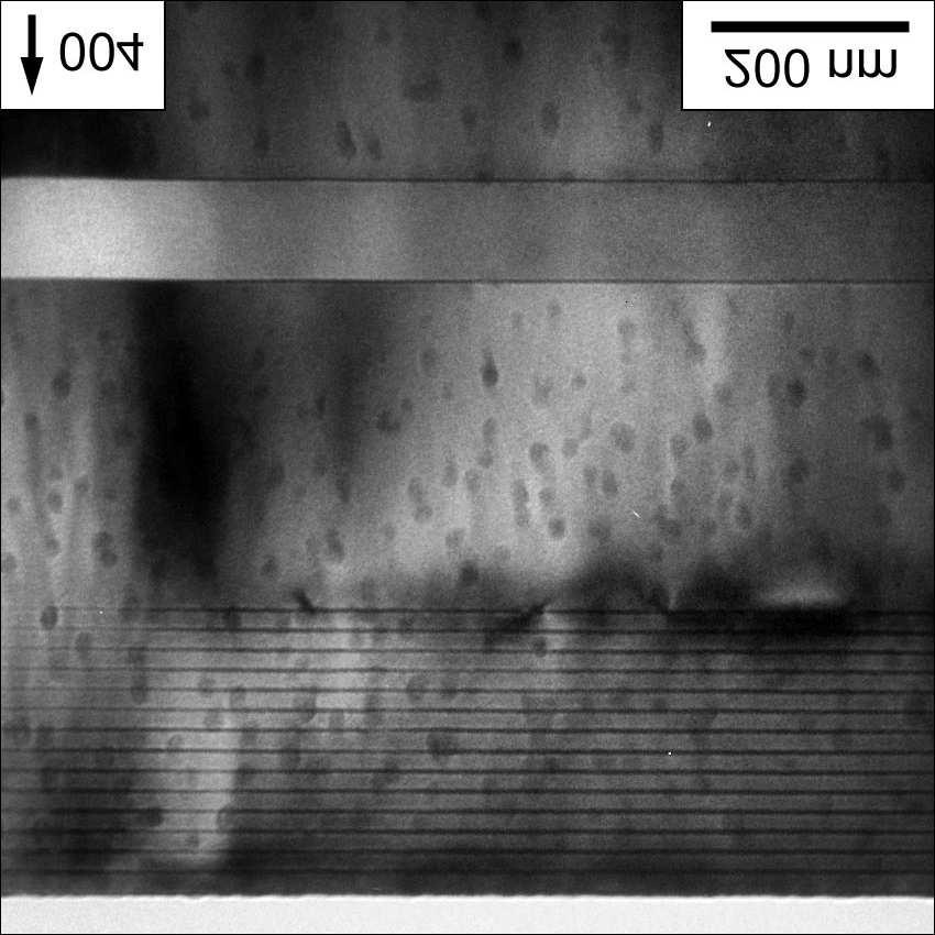 3.3. QUERSCHNITTS-TEM 27 Abbildung 3.14: Wachstumsüberblick 1513o als auch des spannungssensitiven (004)-Reflexes im Dunkelfeldmodus ist der Unterschied entlang beider Richtungen klar zu erkennen.