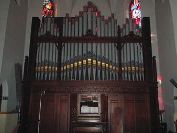 Gestärkt durch frischen Kaffee erfahren die Teilnehmer/innen, dass das Unternehmen im Jahr 1991 mit der ersten nach Polen verkauften Orgel Welche Orgel hätten Sie denn gerne? begann.
