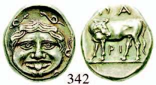 im attischen Helm / Eule steht auf Amphore; rechts, Apollo Delios steht zwischen Eroten und hält drei
