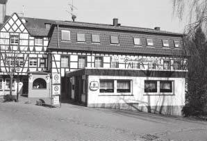 H A U S B I E S E N B A C H Kirchplatz 4 Das Haus Biesenbach zählt zu den ältesten Häusern des Dorfes Lindlar, das unter dem Namen Lintlo zum ersten Male im Jahre 1109 urkundlich erwähnt wird.