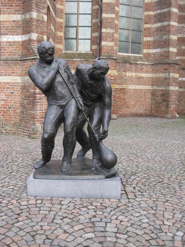Skulptur in Leerdam Die Kunst des Glasblasens wurde seinerzeit von böhmischen Handwerkern nach Leerdam