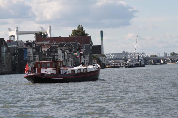 Die Fenna läuft in Dordrecht ein Rotterdam ist jedes Mal ein