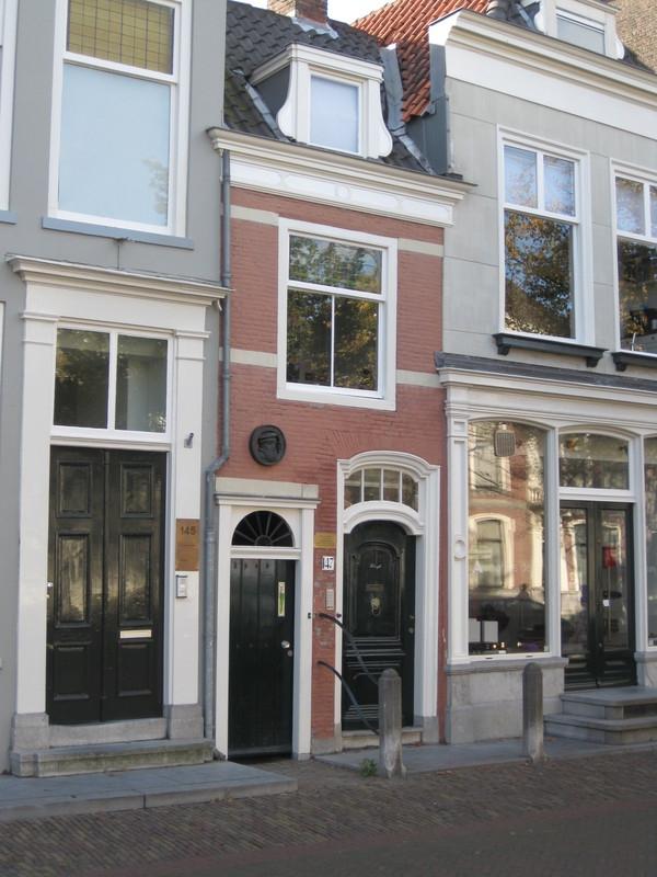 Das schmalste Haus von Delft aber zwei Türen! In Delft fällt uns ein Haus auf, das zwar sehr schmal ist, schmaler als alle anderen, aber dennoch zwei Türen hat.
