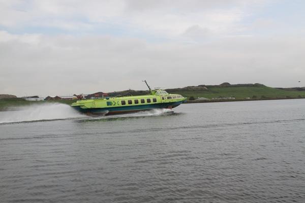 Tragflügelboot auf dem Noordzeekanaal Hier herrscht wieder