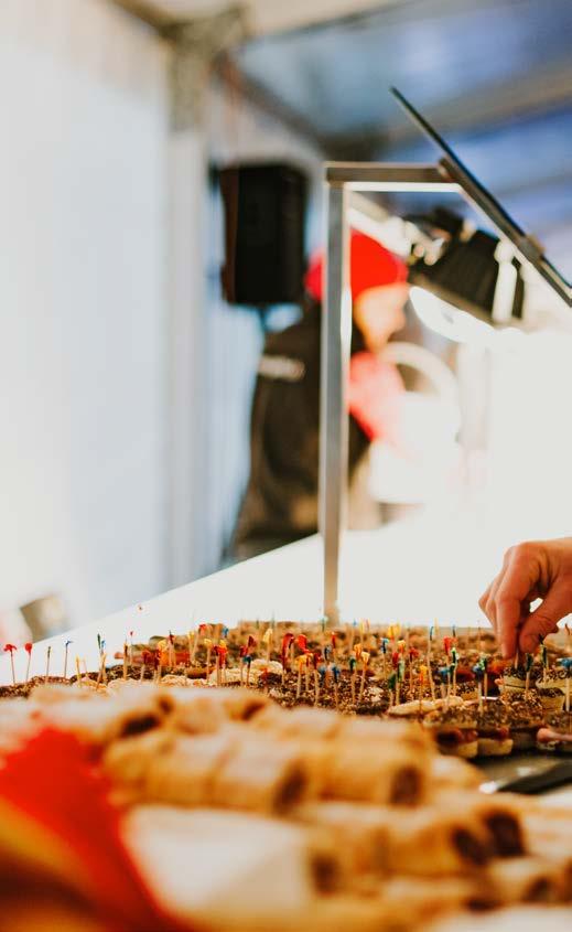 Im geheizten Zelt mit garantiertem Sitzplatz geniessen Sie regionale Köstlichkeiten vom Buffet, sowie Snacks und Getränke.