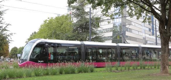 Straßenbahn in Dijon Wahl einer Straßenbahn (mit eigener Spur) um der Problematik wachsender Mobilität und zurückgelegter Wege im Großraum Dijon gerecht zu werden Beginn der Planungen 2009 Im