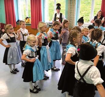 Text + Foto: Grundschulen Riedering und Söllhuben Gespannt erwarten die Kinder ihren 1.