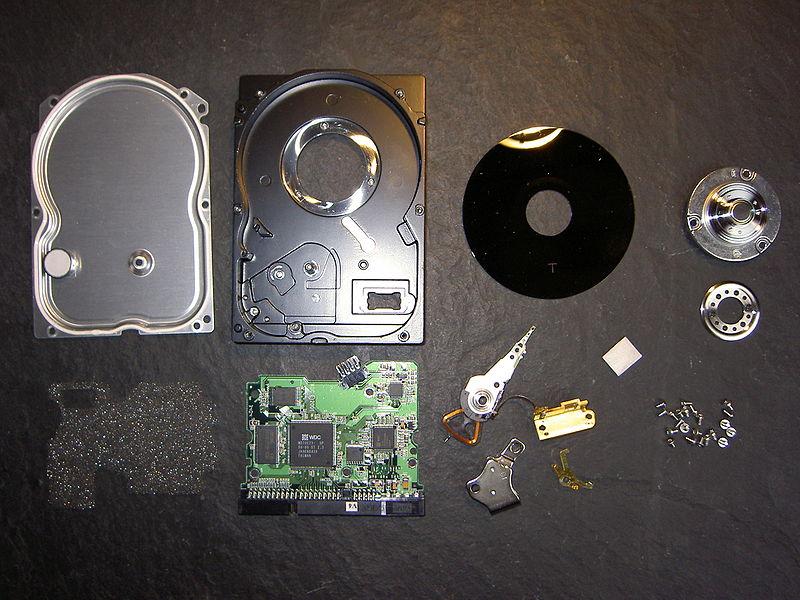 Computerhardware für Anfänger 39 die Schutzschicht durchdringt, wird die Magnetschicht beschädigt.