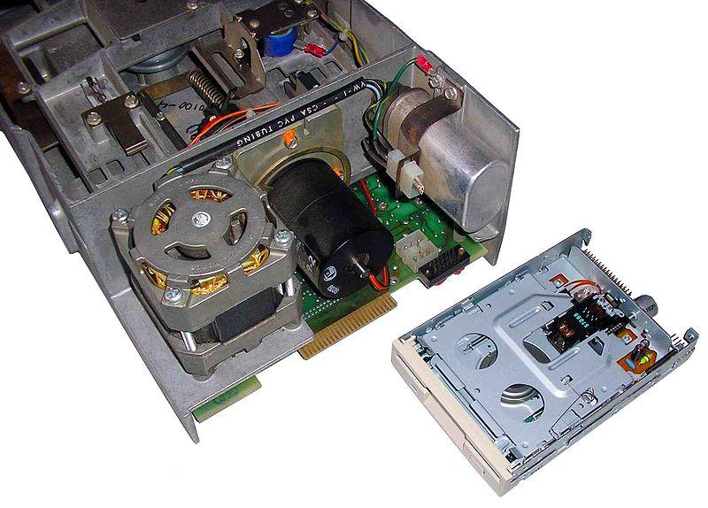 Computerhardware für Anfänger 52 Funktionsweise Schreiben Disketten benutzen die Methode der elektromagnetischen Speicherung.