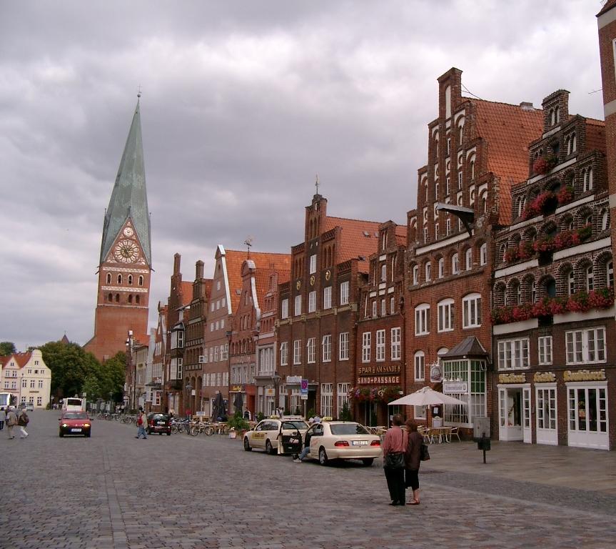 Dr. Edgar Ring: Lüneburg - Eine Backsteinstadt Wer durch die Straßen der Hansestadt Lüneburg streift, gewinnt den Eindruck einer Stadt des Backsteins, einer Stadt der Backsteingotik.