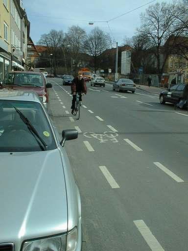 Schutzstreifen Viele Gehwege sind zu schmal um Radwege auf ihnen anzulegen oder ein "Radfahrer frei" anzubieten. Dann müssen wir Radfahrer auf die Fahrbahn.