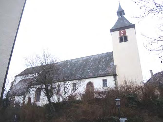 Die erhöht stehende und ortsbildprägende Pfarrkirche mit der vertikalen Dominante des Kirchturms und ihrer Ausstattung stellt ein wichtiges Zeugnis der Glaubenswelt und Volksfrömmigkeit in Münchingen