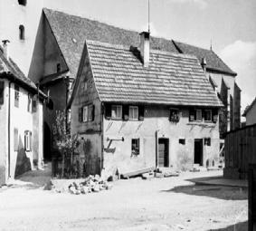 Das unmittelbar am Kirchhof stehende Wohnhaus bildet gemeinsam mit seinen Nachbargebäuden (Hausnr. 11 und 13) eine bis ins 19.