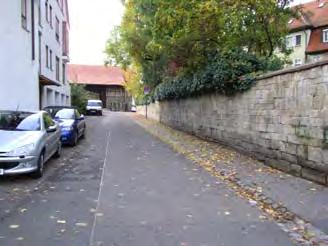 Die Straße hieß ursprünglich Bronnengasse, da sich an der Einmündung zur Hinteren Gasse der Bäderbrunnen befand. Später erhielt sie den Namen Burggasse.