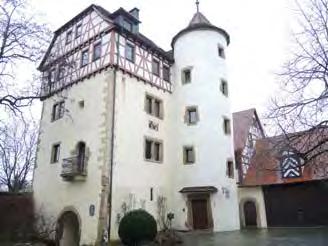 Jahrhunderts errichtet. Zugehörig zum Schloss der ehemalige Schlosspark samt Einfriedung. Das nördliche Wirtschaftsgebäude mit der Inschrift 1619 bezeichnet.