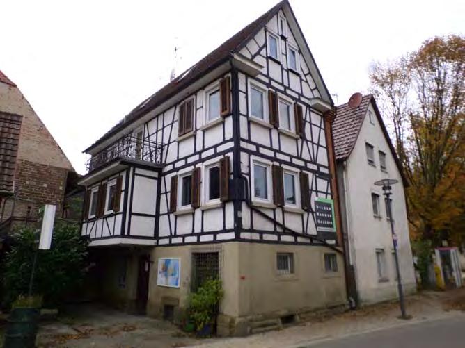Stuttgarter Straße 4 Erhaltenswertes historisches Gebäude Wohnhaus Am nördlichen Rand des historischen Ortskerns stehendes, giebelständiges, dreigeschossiges Wohnhaus mit massiv gemauerter