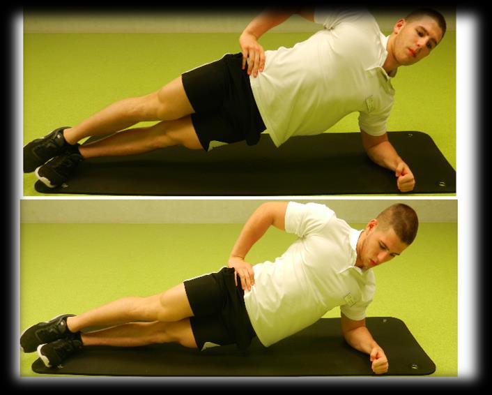 Side Plank Seitlage, die Beine aufeinander. Auf den Unterarm stützen und Hüfte vom Boden heben, bis Rumpf und Beine eine Linie bilden. Oberen Arm an den Körper anlegen. Hüfte heben und wieder senken.