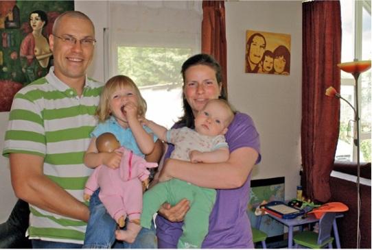 Daniel Ruddies mit Frau und Kindern im eigenen Heim,