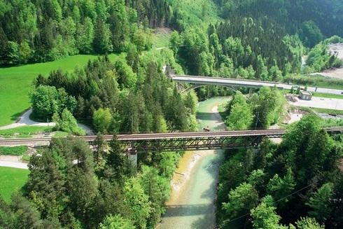 Brücken. Das Auftragsvolumen für diesen Abschnitt betrug ca. EUR 10 Mio. und wurde in Leistungsgemeinschaft von der Abteilung Bahnbau und der Niederlassung Oberösterreich abgewickelt.