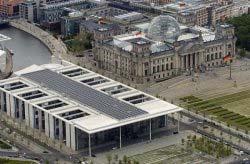 SEITE 2 BEI THÖNNES IN DER HAUPTSTADT BESUCH IN BERLIN Das Parlament besuchen... Rund um den Reichstag ist nach dem Fall der Mauer das Regierungsviertel entstanden.