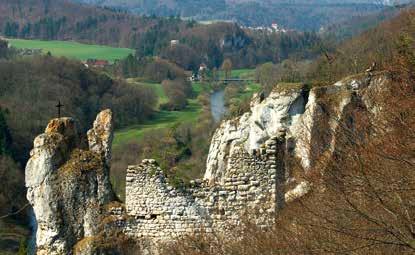 Etwa 5 Kilometer nach Gutenstein liegt die Ruine Gebrochen Gutenstein, die schwindelerregend auf einer Felsnadel über dem Donautal ragt.