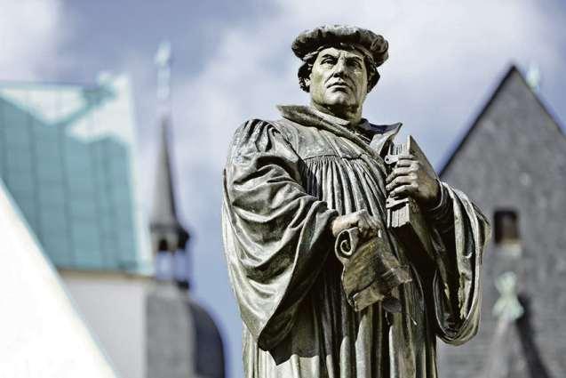 Doch mit einigen Dingen in der katholischen Kirche war Martin Luther nicht einverstanden. Deshalb schrieb er seine Ansichten auf und verbreitete sie.