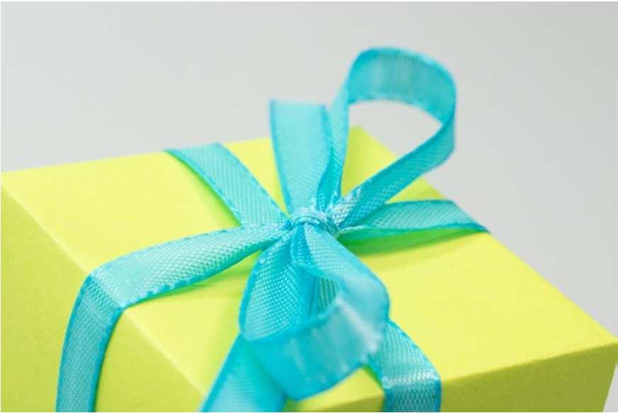 Geschenke an Arbeitnehmer Für Geschenke an eigene Mitarbeiter gelten grundsätzlich die gleichen Regelungen wie für Geschenke an Geschäftsfreunde und Kunden.