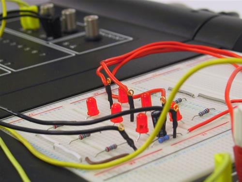 UniTrain UniTrain - das multimediale E-learning System mit integriertem, mobilem Elektroniklabor für die Ausund Weiterbildung in der Elektrotechnik / Elektronik.