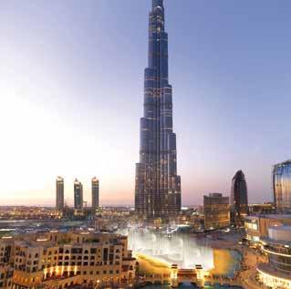 Von der Terrasse At the Top schießt der Burj Khalifa noch 376 m mit Büroräumen und Appartements in die Höhe.