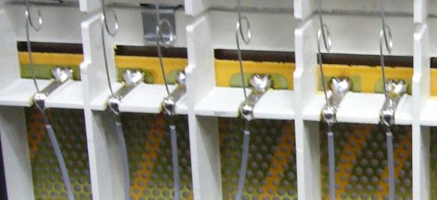 Abgesehen von den genannten Klebestellen, ist der Rahmen zudem über Lötverbindungen zwischen am Rahmen angebrachten Klammern und dem Stator verbunden.