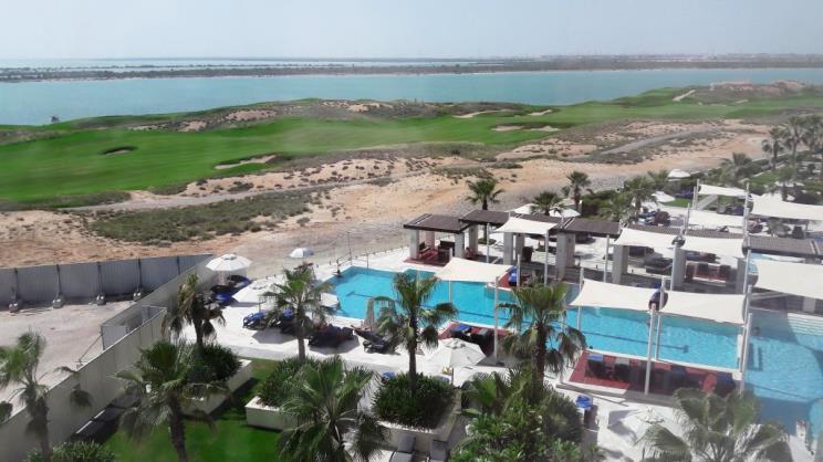 Wir haben eine Hotelinspektion im Crown Plaza auf Yas Island. Das ist ein Hotel für Golf-Touristen.