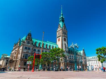 Da fahren wir mit nein, nicht dort mit der U-Bahn, wir fahren mit dem Hop-on-Hopoff-Bus. Der Jungfernstieg Das Rathaus, ein Wahrzeichen von Hamburg.