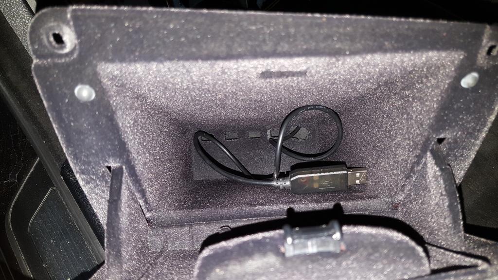 17 Montage WIC Steuergerät Der USB Stecker kann im Ablagefach herausgeführt werden.